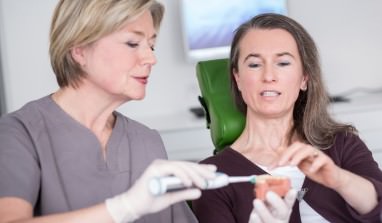 Prophylaxe Köln | Elke Wutzke ist erfahrene Dentalhygienikerin in der Kölner Zahnarztpraxis ZAHNKULTUR)