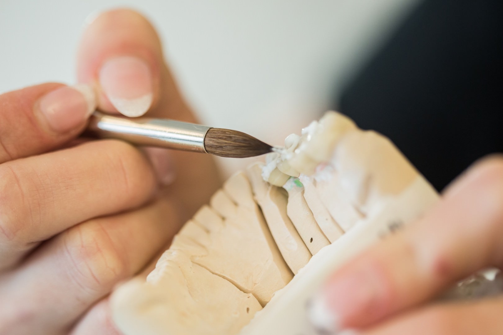Detailaufnahme der Arbeit am Zahnersatz
