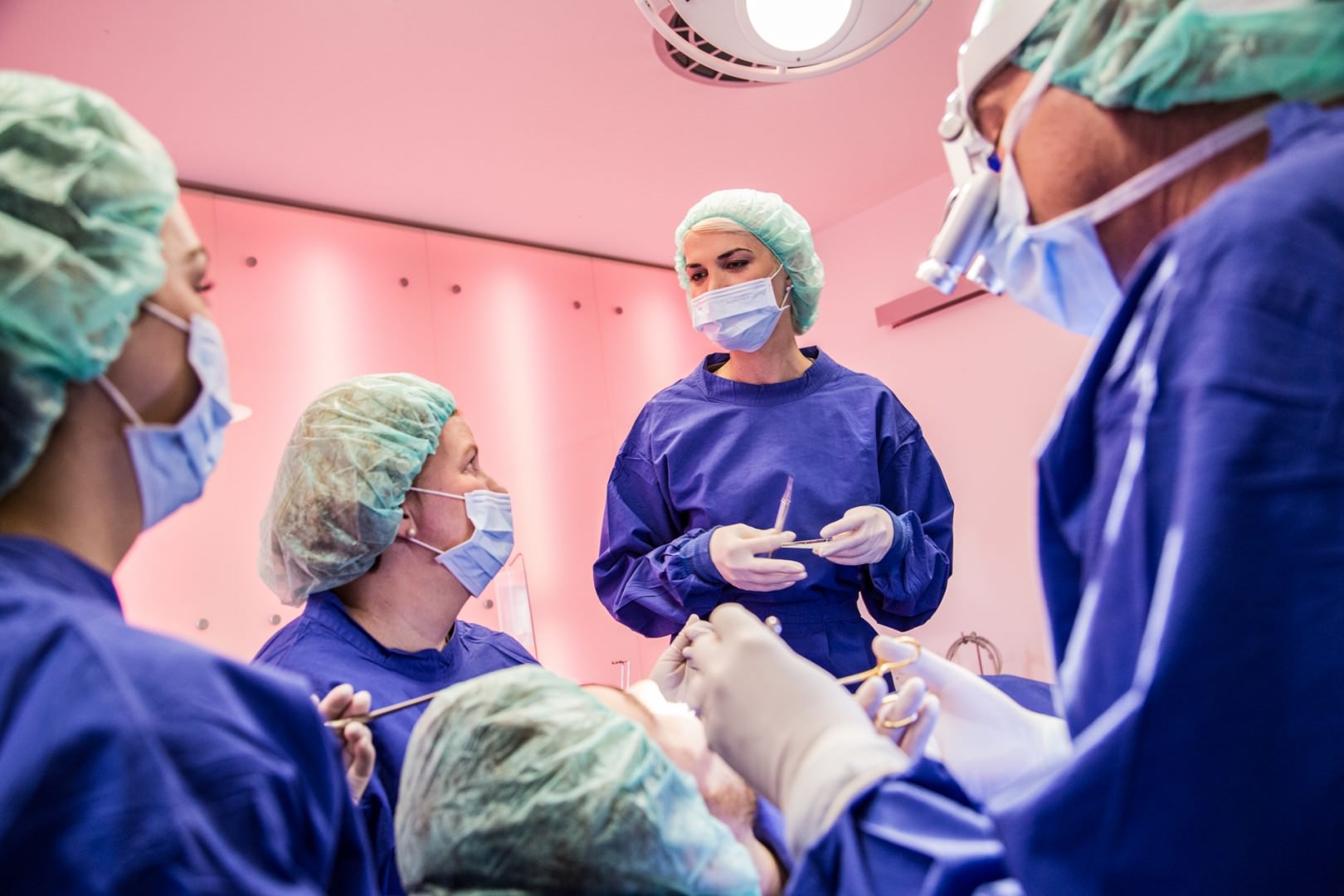 Zahnkultur Köln: Ärzteteam während der OP