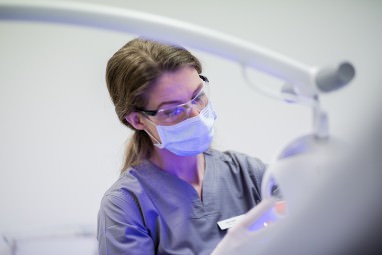Zahnkultur Köln: Zahnärztin in der Behandlung