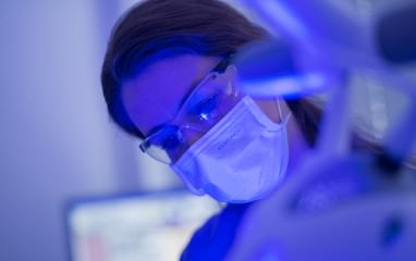 Zahnkultur Köln: Zahnärztin in der Behandlung