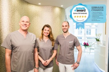 Die Gesellschafter (von links nach rechts: Dr. Schneider, Dr. Rasche, Dr. Bechtold) der Zahnarztpraxis Zahnkultur in Köln freuen sich über den Praxis Plus Award 2020